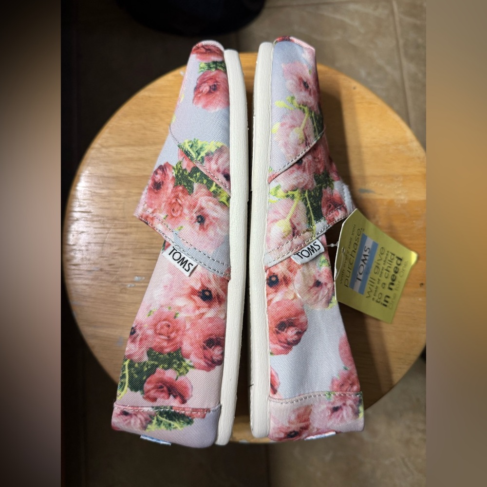 TOMS Women’s Floral Sneakers - Pink and White NWT Size 8 🤩